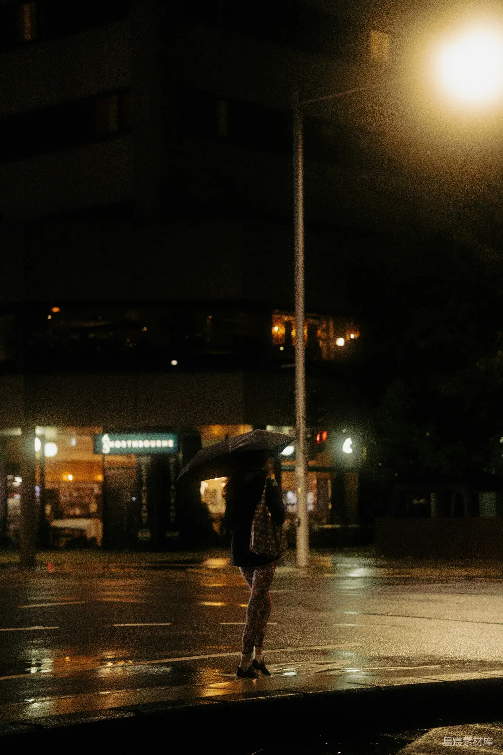 高清摄影 雨夜中撑伞的人
