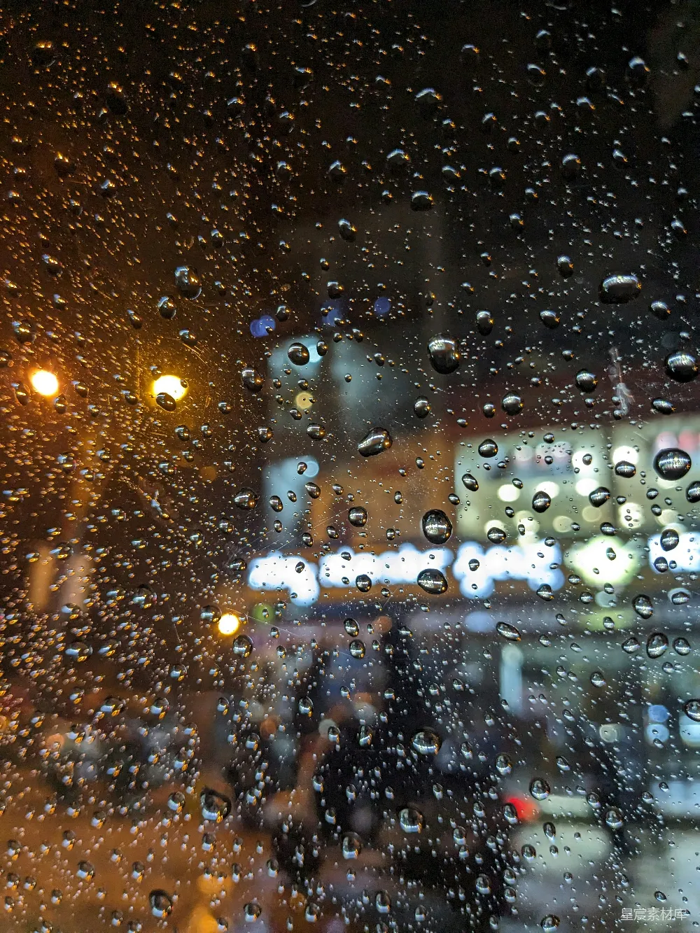 高清摄影 夜晚窗户上挂着雨滴的一幅景象