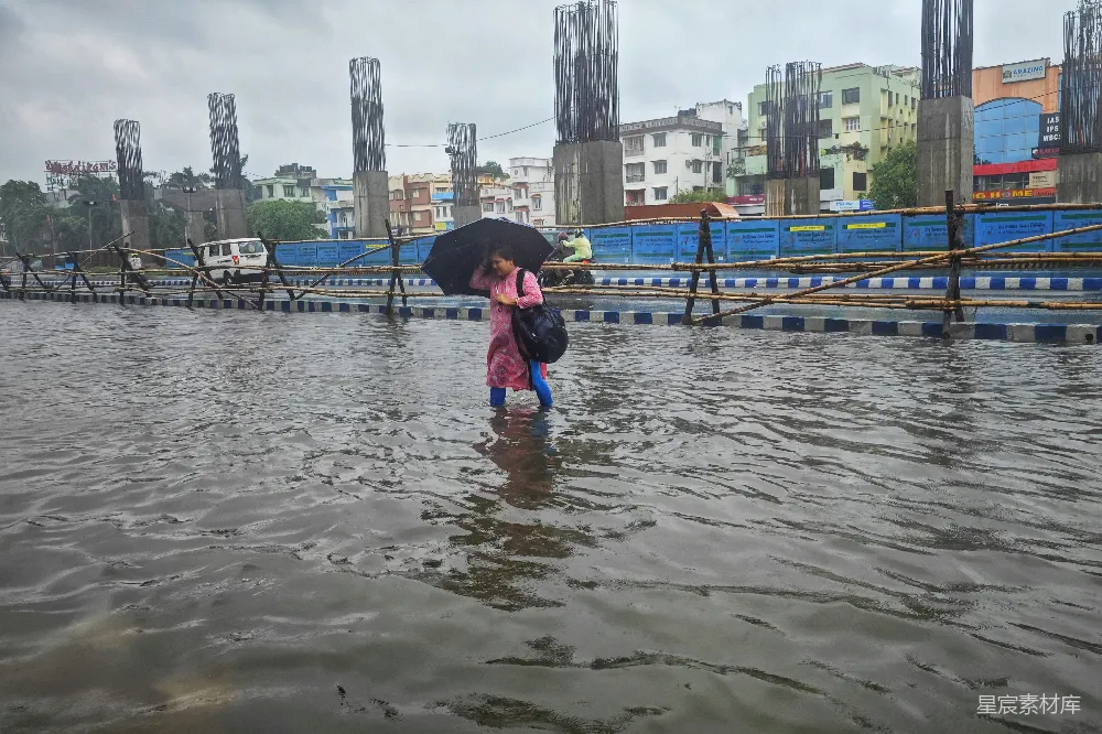 高清摄影 一个人撑着伞走在 flooded 街上。