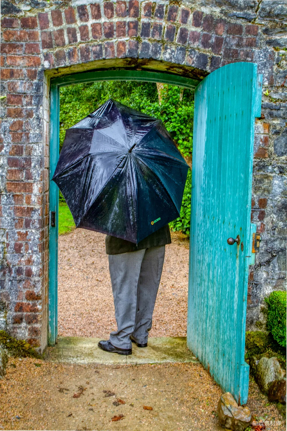 高清摄影 黑色雨伞旁的人站在蓝色木门前