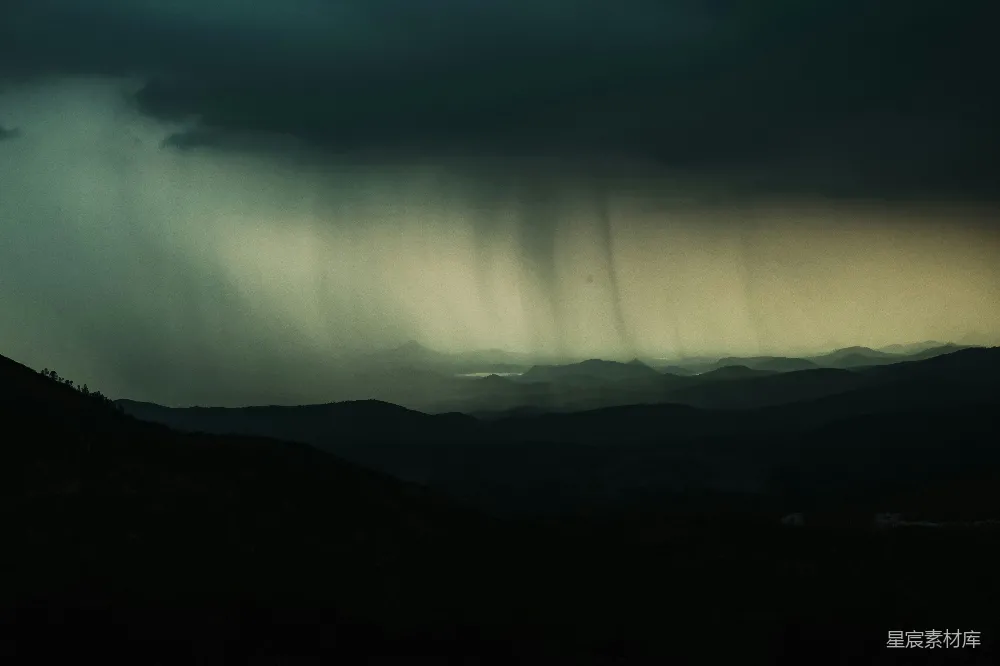 高清摄影 远方山峦上空乌云密布，细雨绵绵。