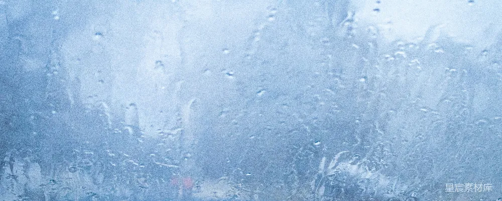 高清摄影 窗玻璃上滚动的雨滴，背景模糊