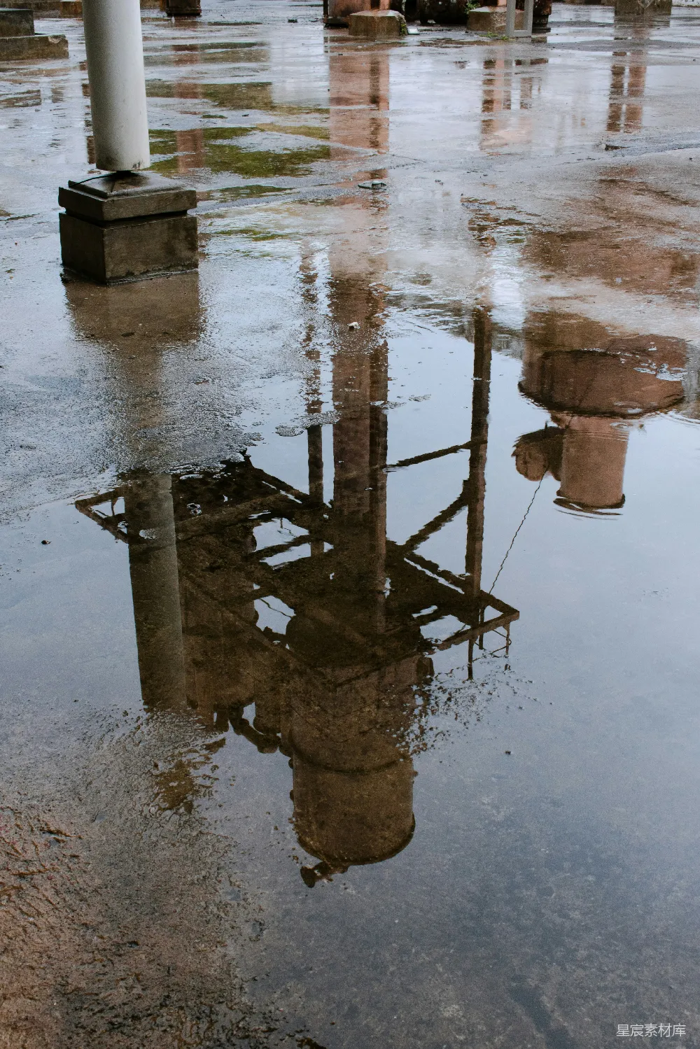 高清摄影 puddles of water中“puddle”应为“pond”的误用，正确的表达应该是“水洼中的倒影”。因此翻译如下：

水中一个池塘的倒影