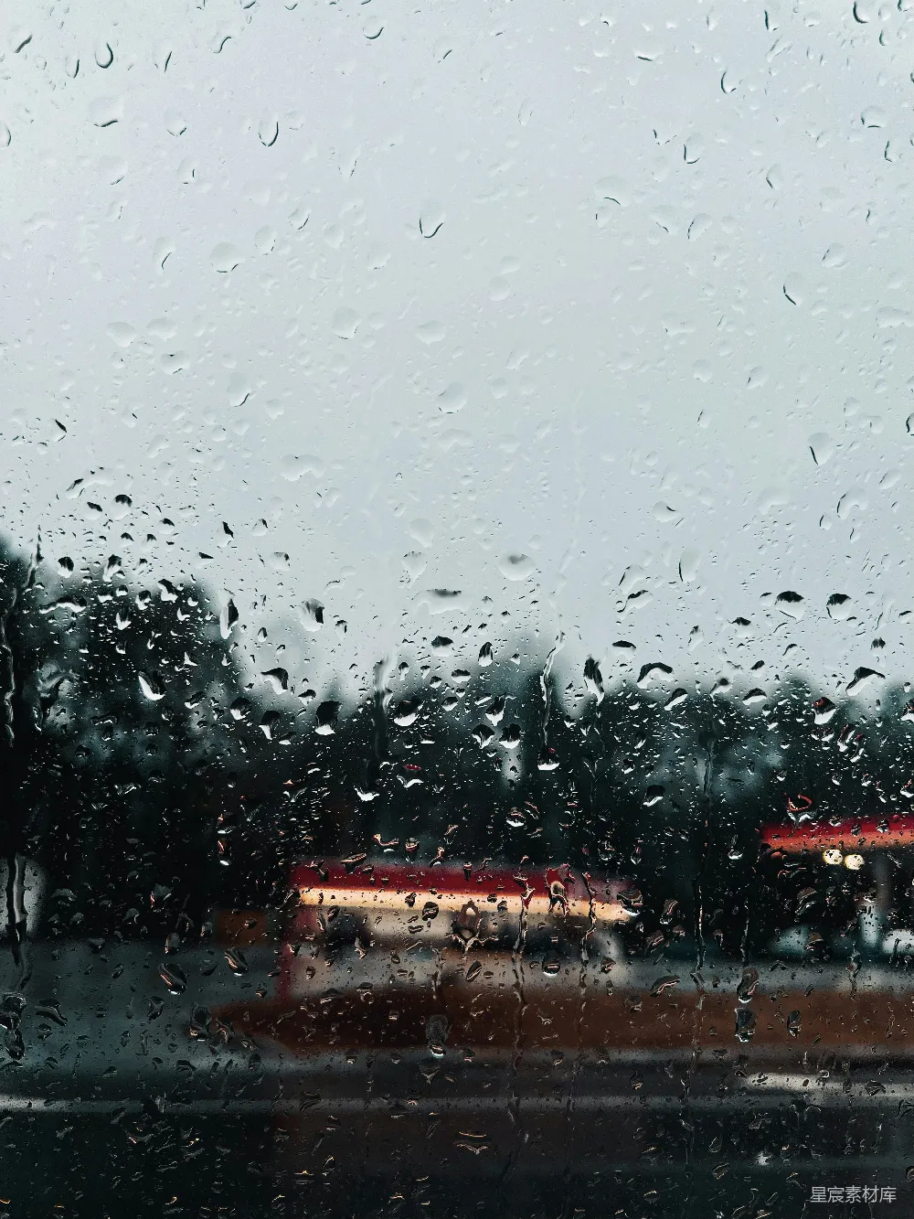 高清摄影 透过蒙上雨水的车窗可以看到一辆公共汽车。