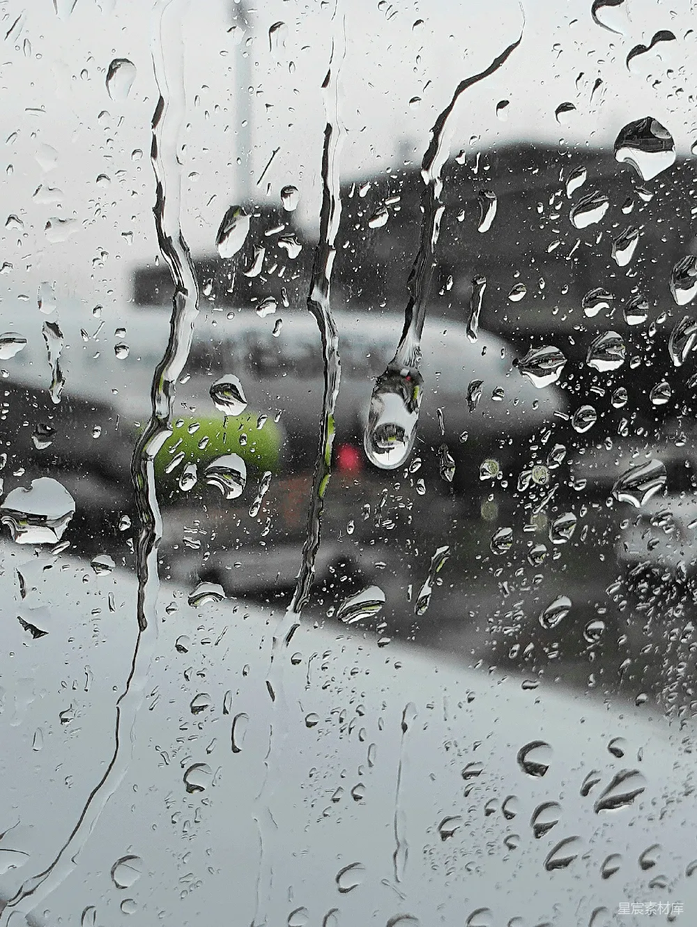 高清摄影 透过蒙上雨水的窗户看去的一条街道