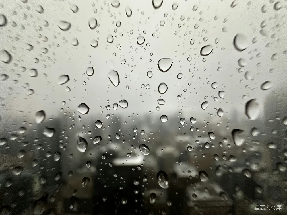 高清摄影 城市背景下的窗户上的雨滴