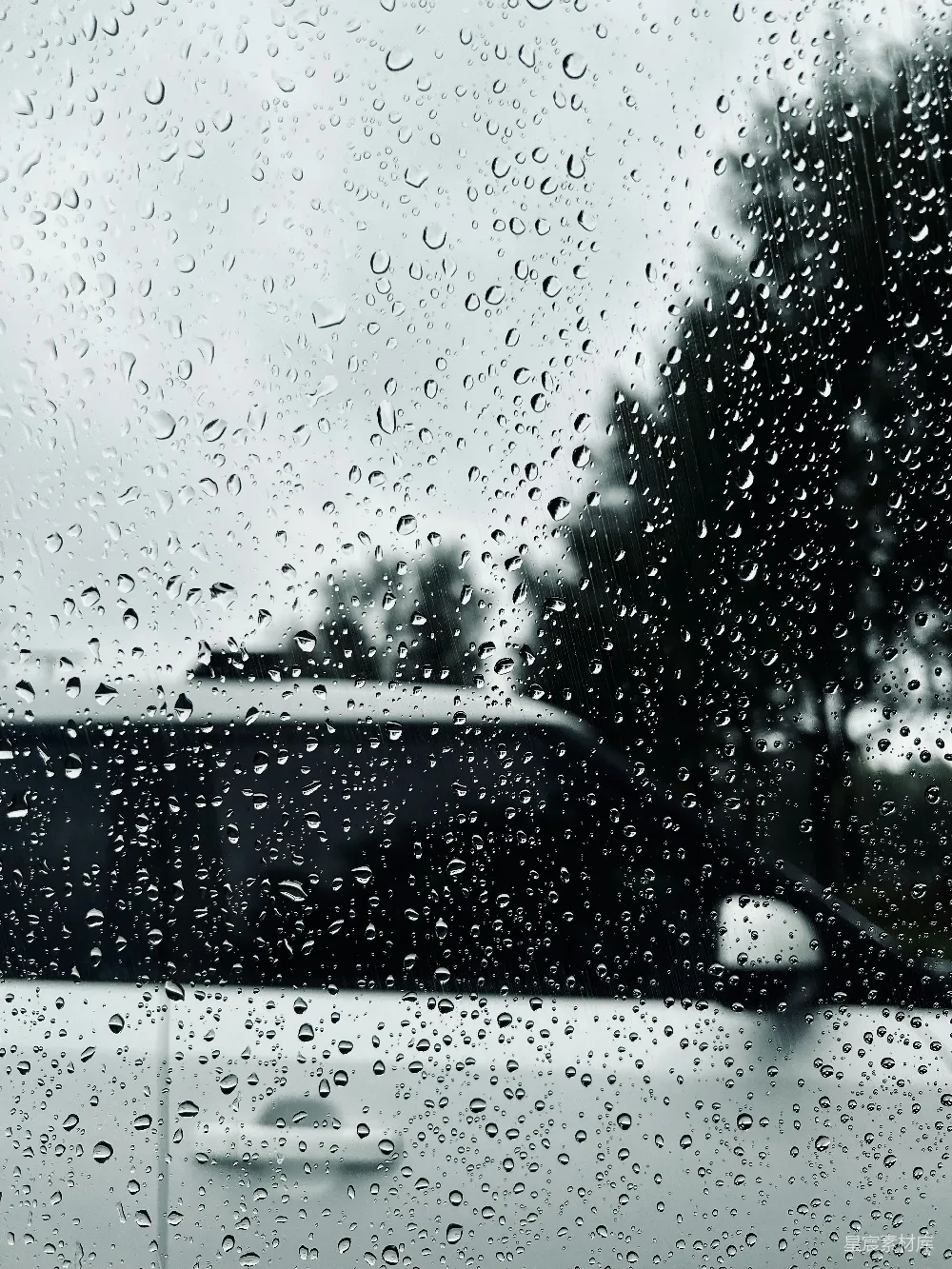高清摄影 背景中有辆汽车的一扇雨淋湿的窗户