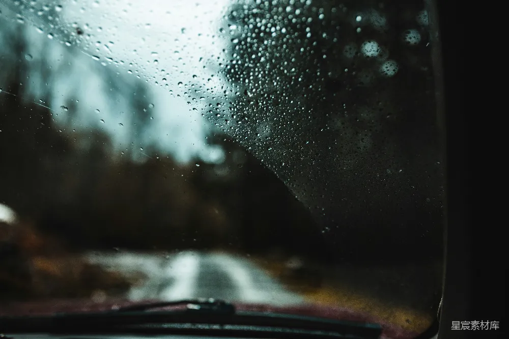 高清摄影 一辆汽车雨天的挡风玻璃被雨水覆盖