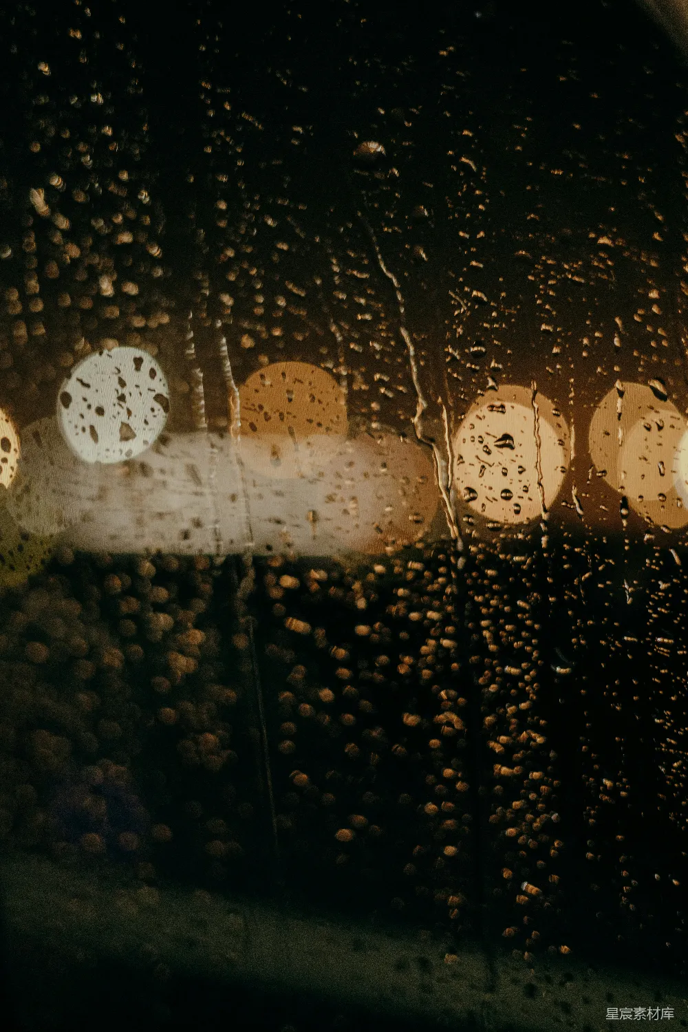 高清摄影 窗外街灯下的雨滴