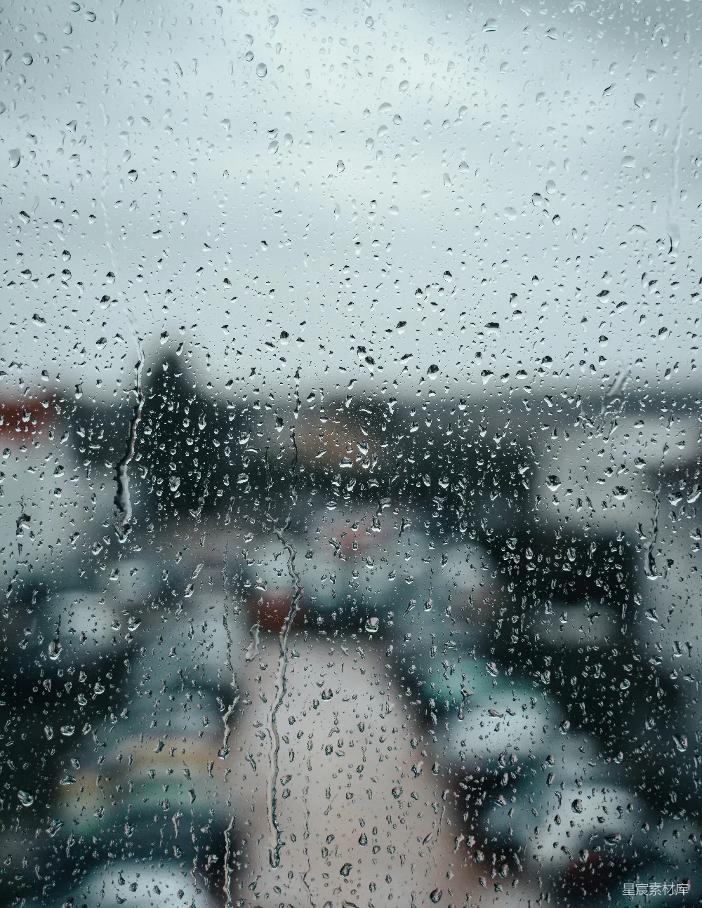 高清摄影 透过蒙上雨水的窗户看去的一个停车场的景象