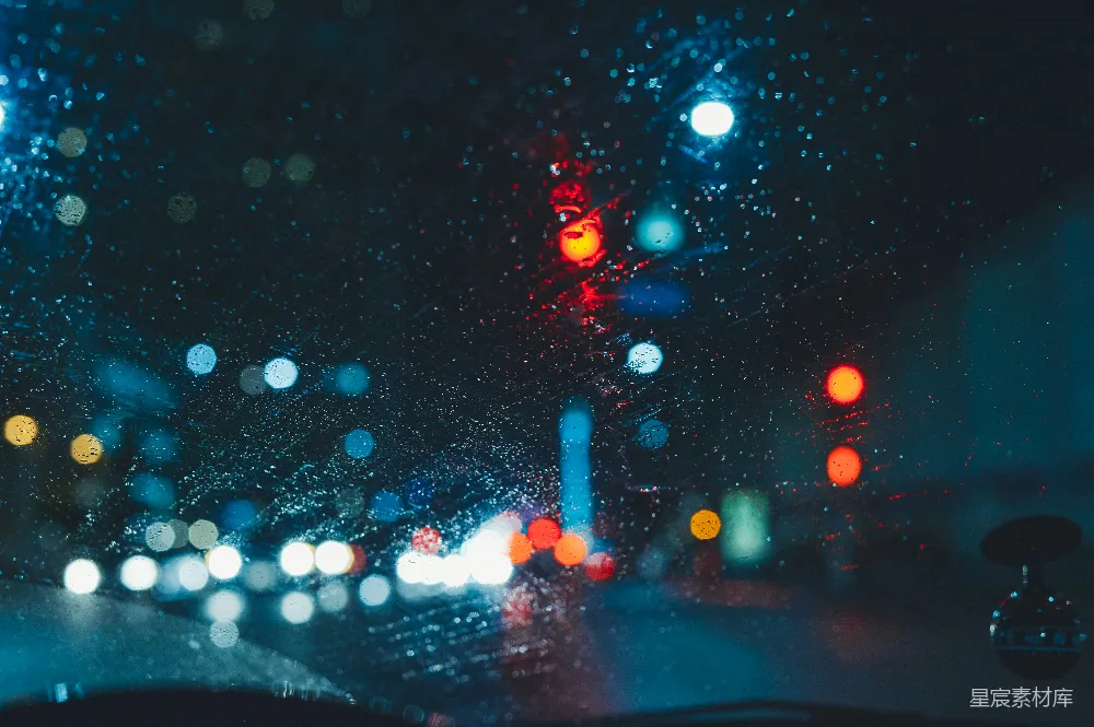高清摄影 雨夜景色中模糊的城市灯光。