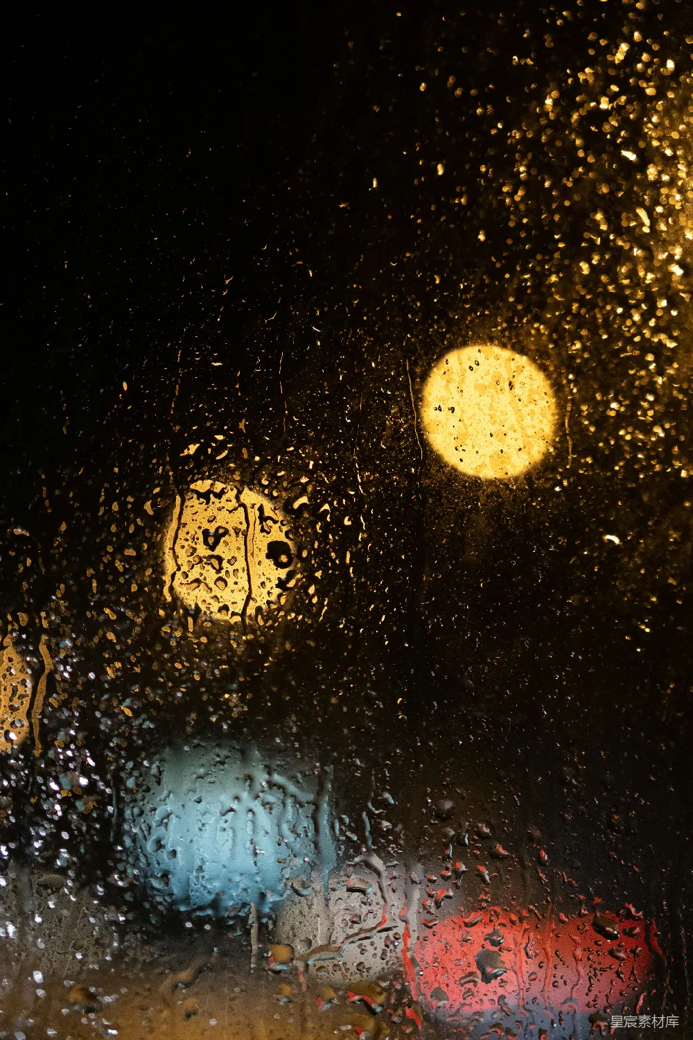 高清摄影 雨打湿的窗户，背景是街灯。