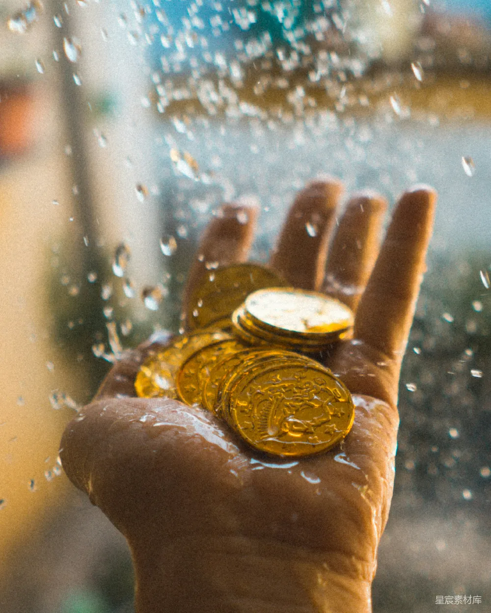 高清摄影 手中拿着一枚金币的手在窗户前。
