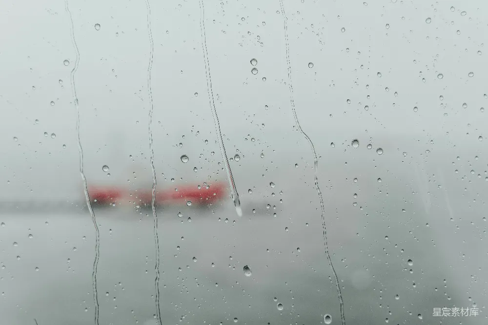 高清摄影 透过蒙雨的窗户看去的一架飞机的景象