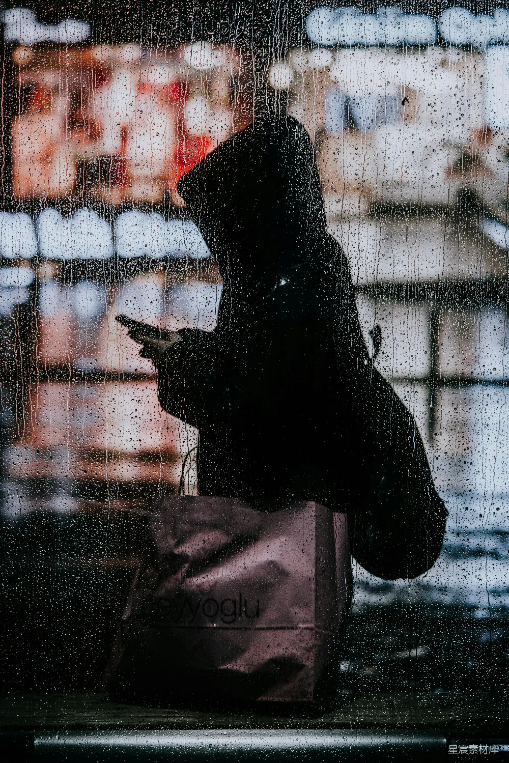 高清摄影 玻璃窗前的人影