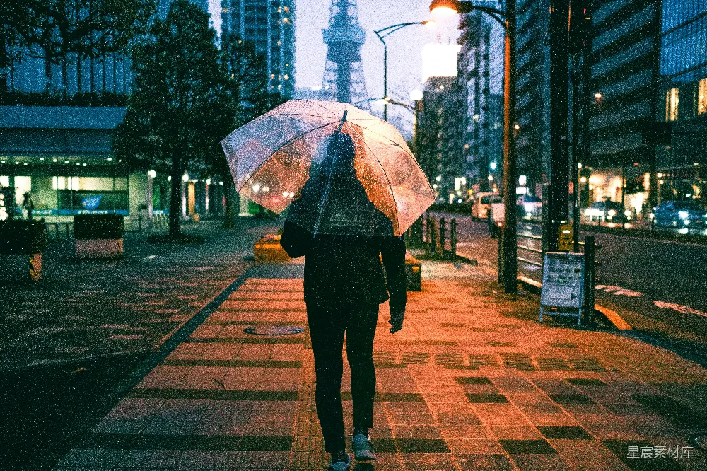 高清摄影 街上一个人拿着雨伞走着