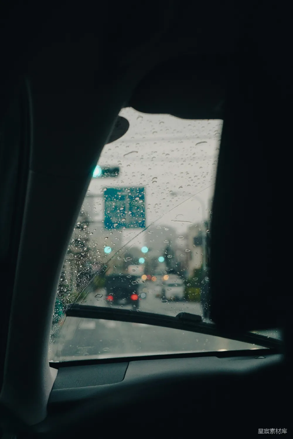 高清摄影 从车内看的一条雨中的街道