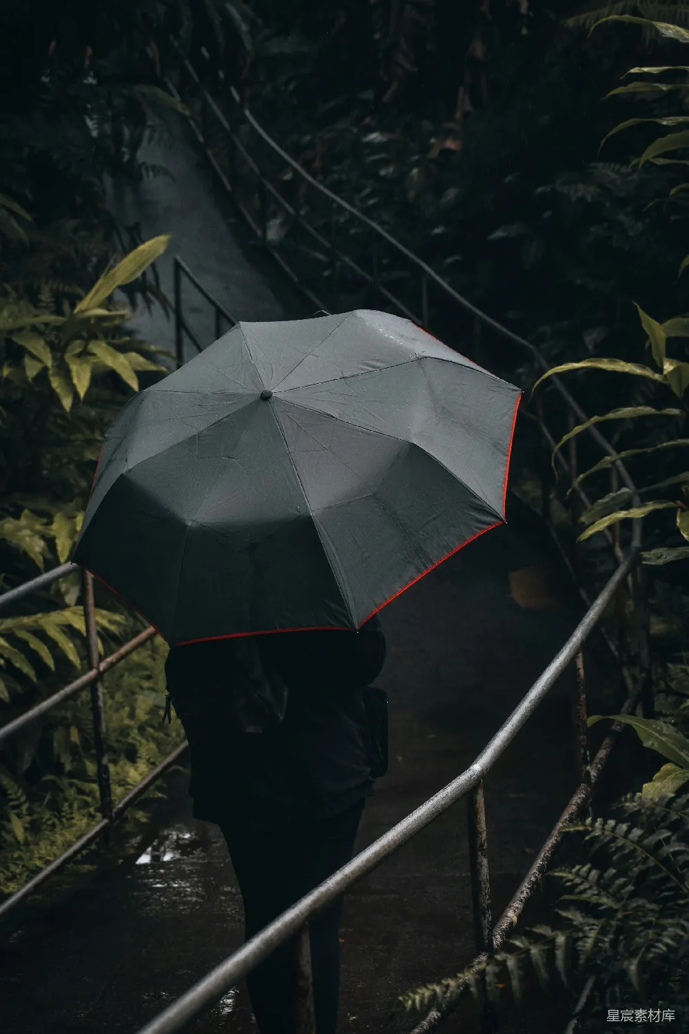 高清摄影 一个人拿着伞走在桥上