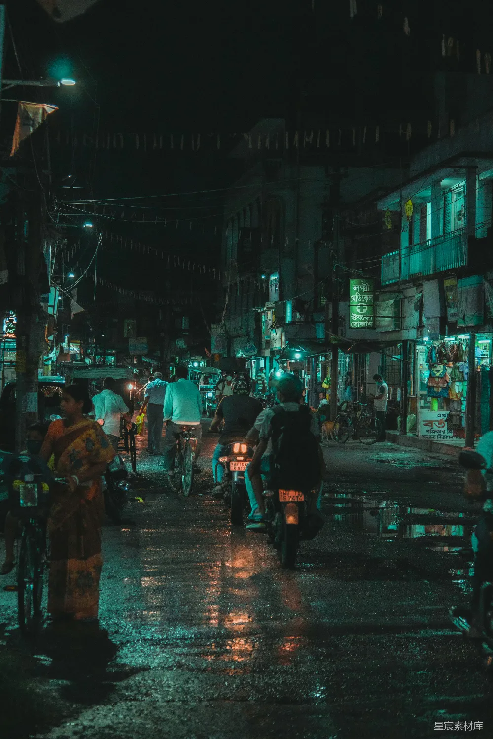 高清摄影 夜间行人走在街道上