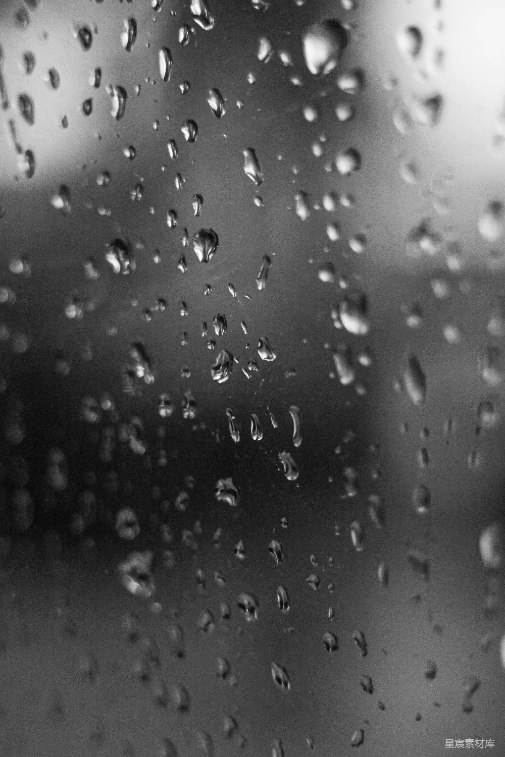 高清摄影 黑白照片中的雨滴落在玻璃上