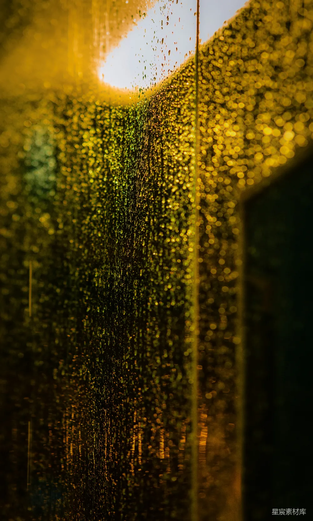 高清摄影 窗户上的近景，挂着雨滴