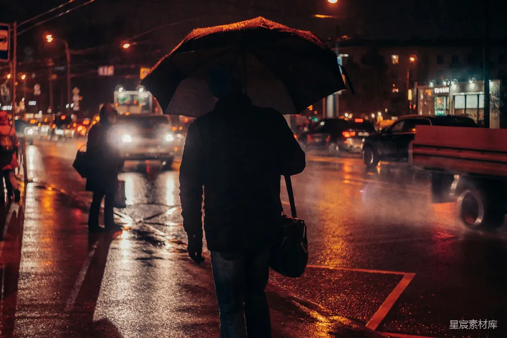 高清摄影 一个男人走在街上拿着雨伞
