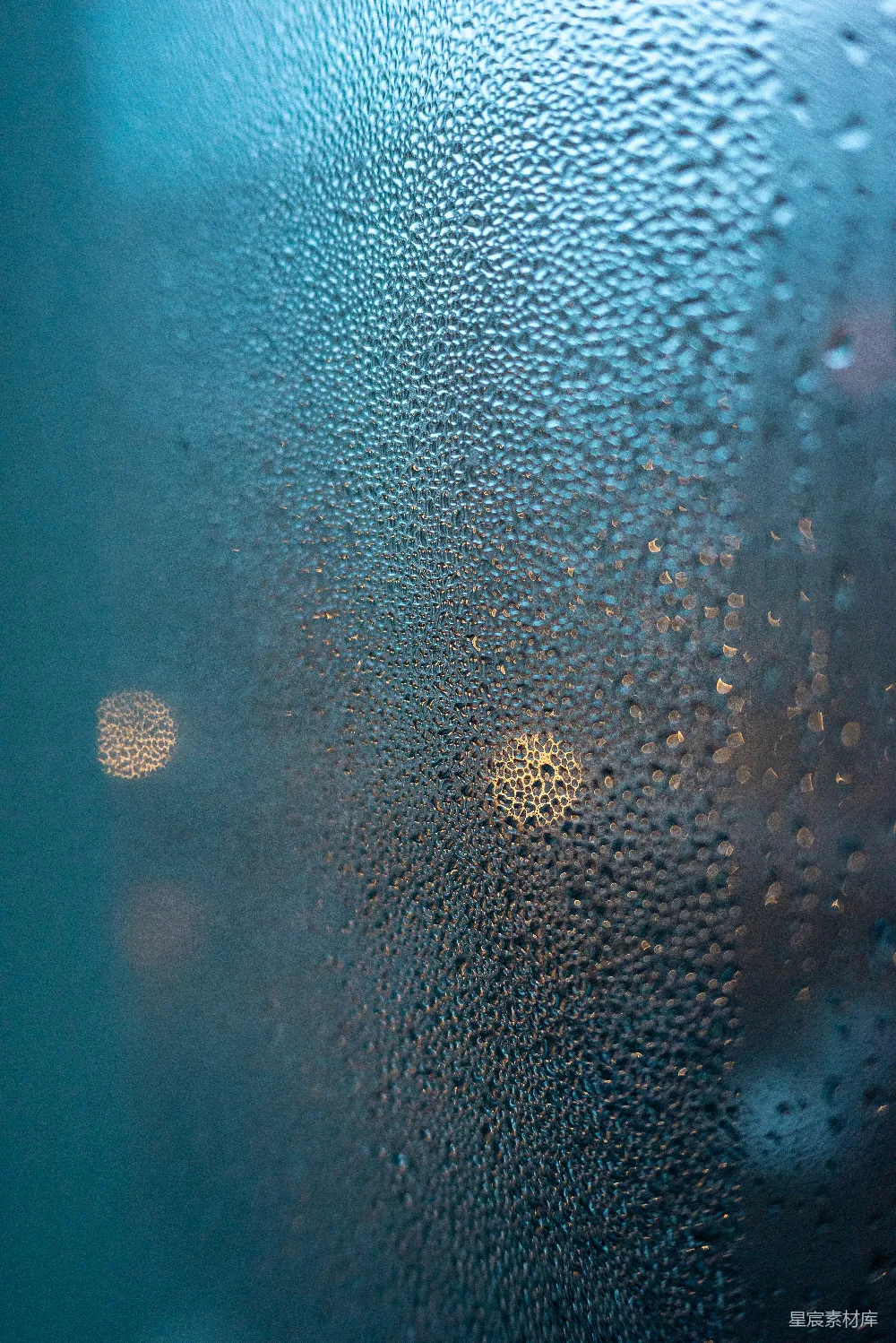 高清摄影 窗户上的近景，有雨滴闪烁。