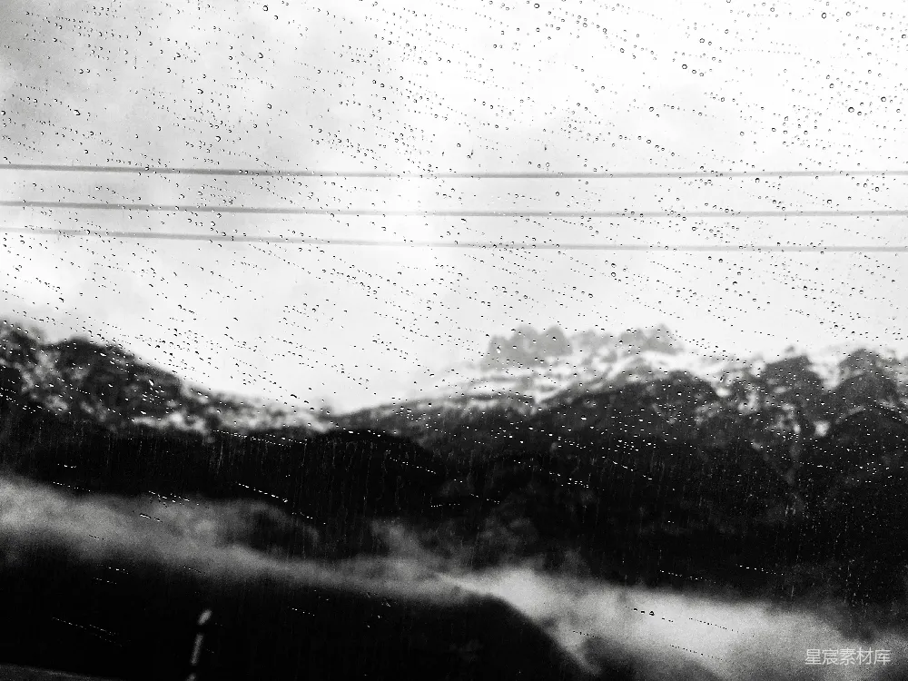 高清摄影 雨天中观赏的山景
