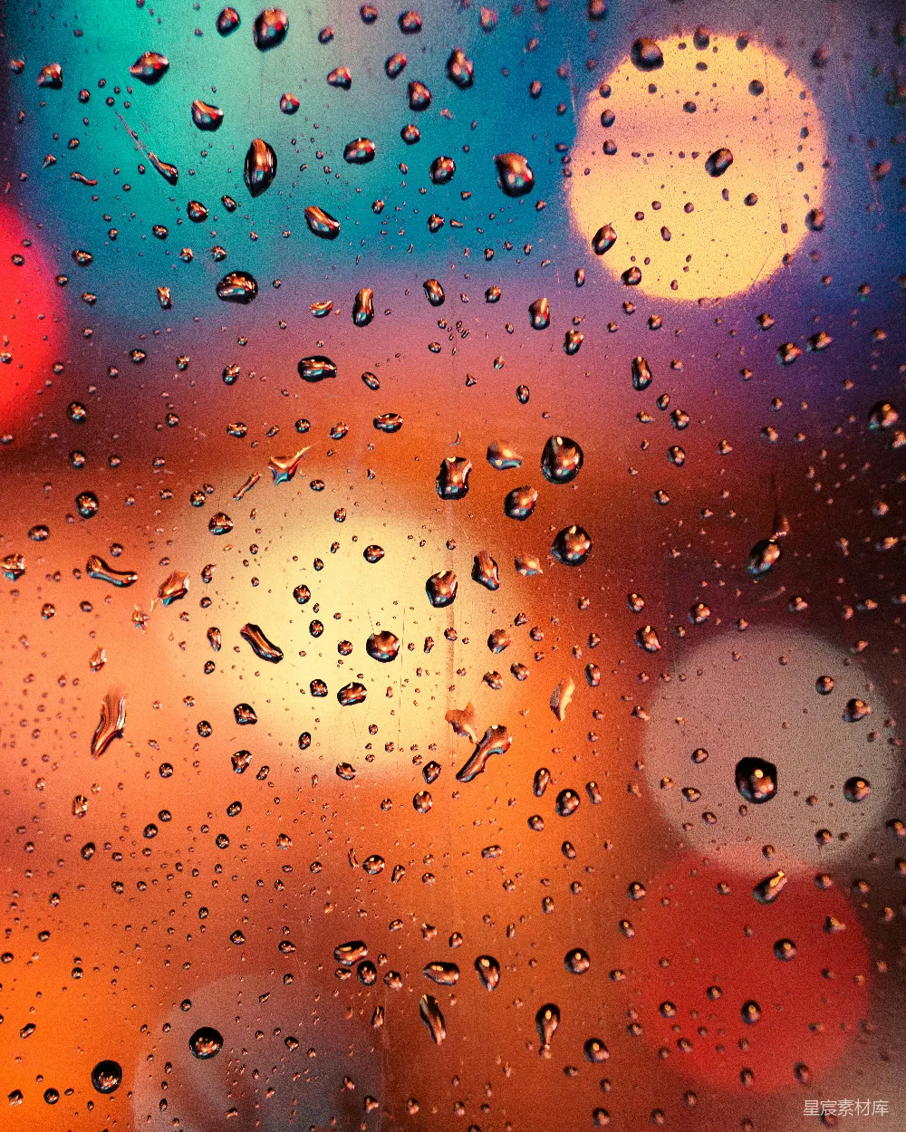 高清摄影 窗户上的近景，有雨滴落下