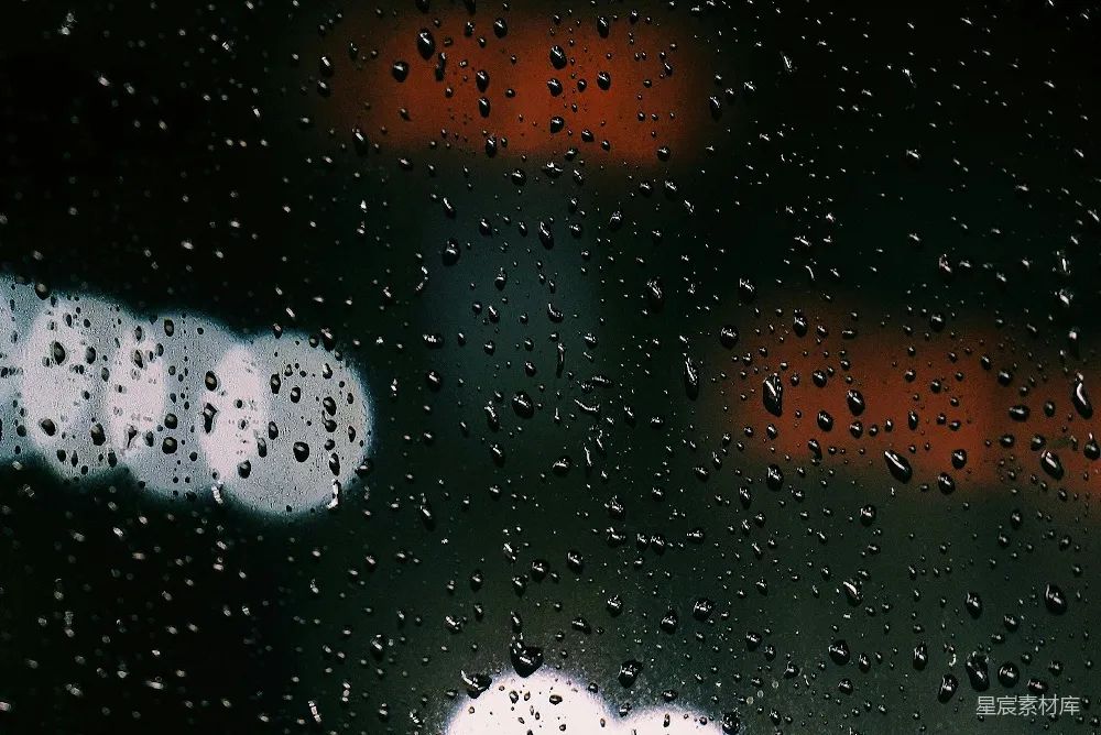 高清摄影 窗外有交通灯的玻璃窗上滴着雨drops