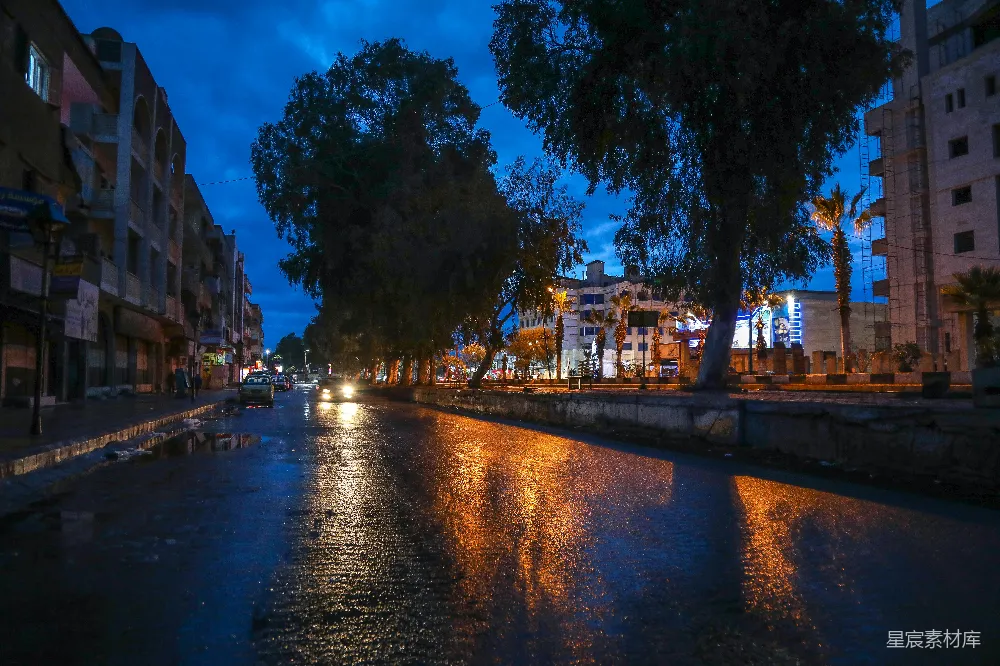 高清摄影 夜晚的城市街道，车辆在上面行驶。