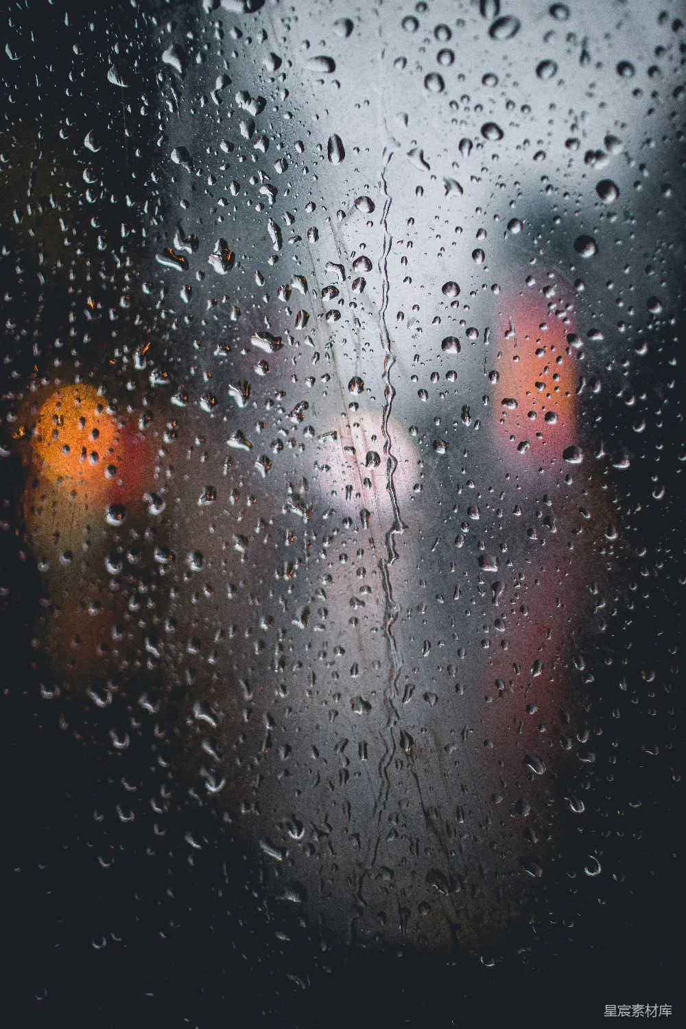 高清摄影 窗外有交通灯的玻璃上滴着雨水