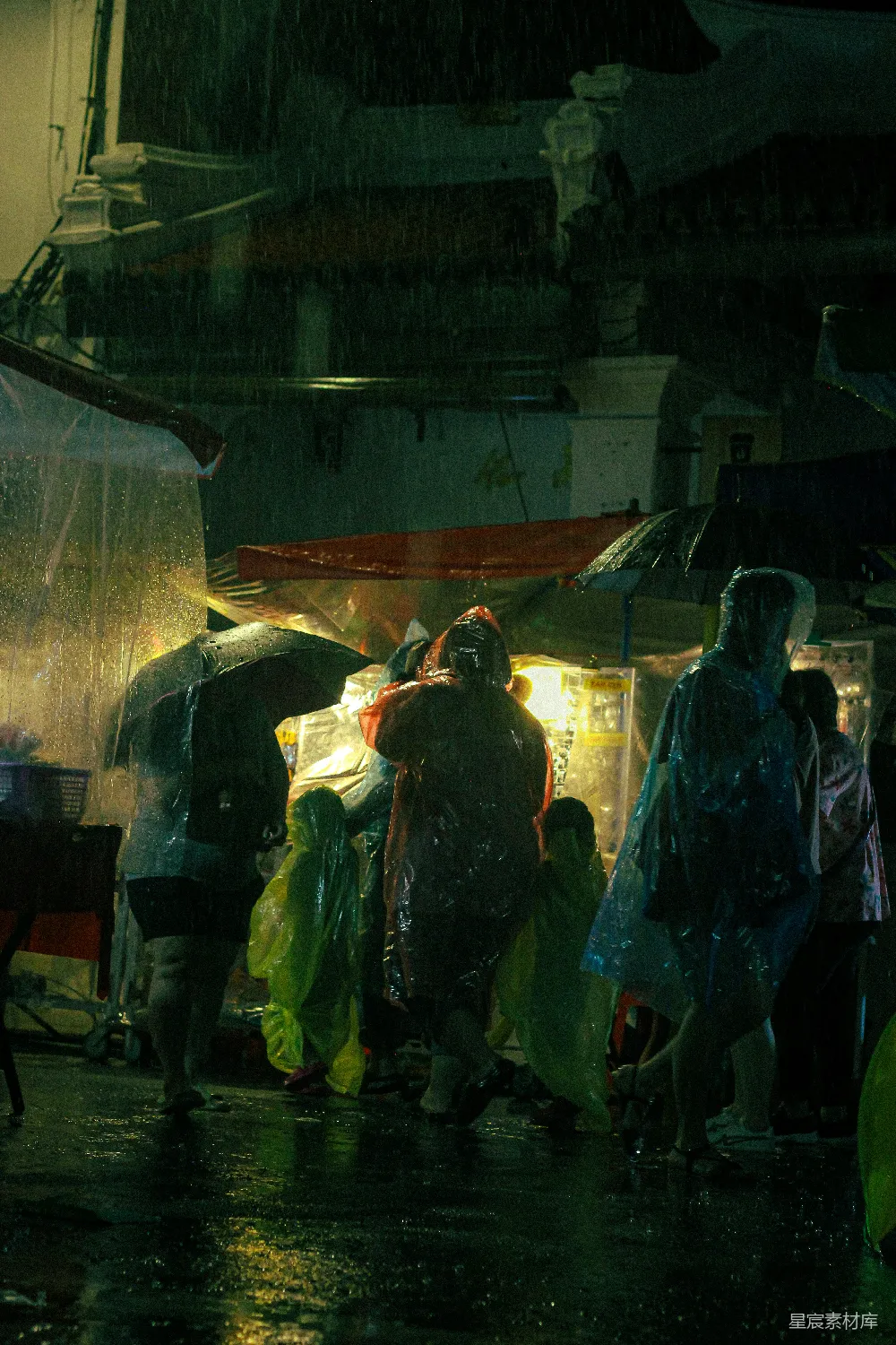 高清摄影 一群人在雨中打着伞走着