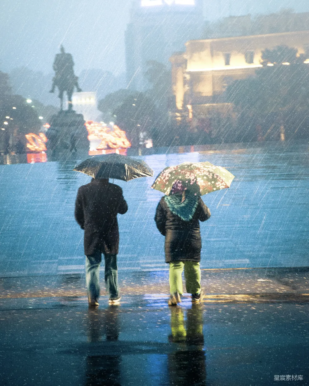 高清摄影 两个人站在雨中打着伞