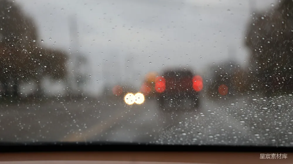 高清摄影 车窗上的雨滴以及看不清的交通信号灯。