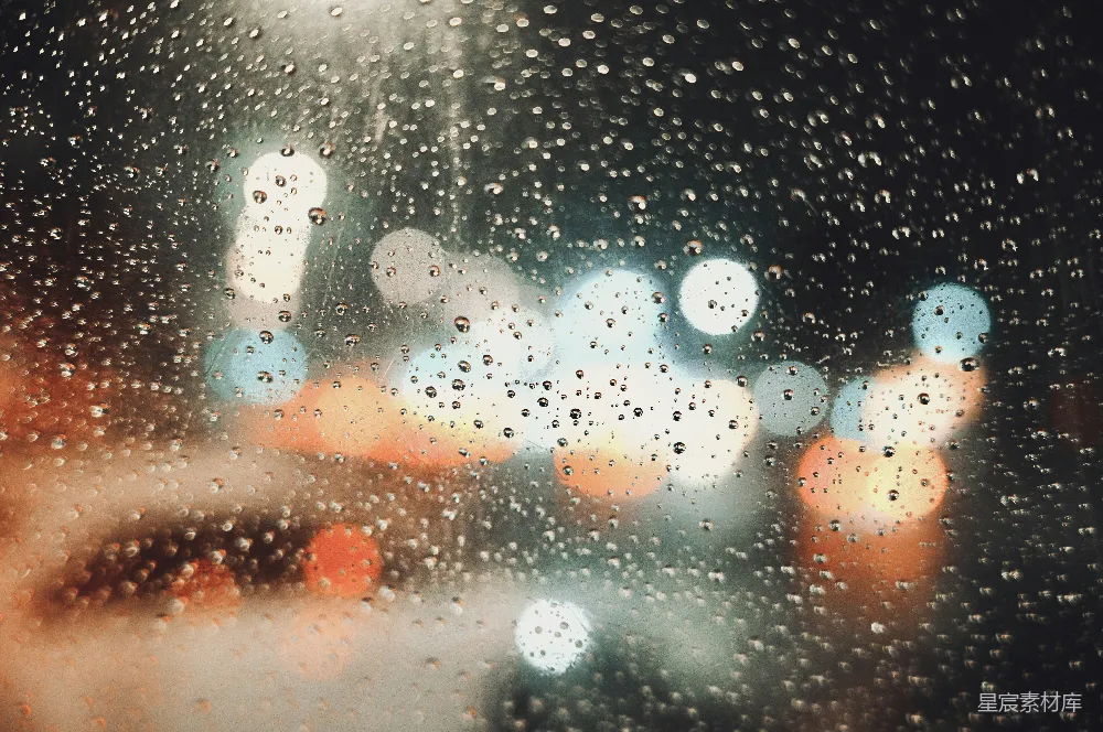 高清摄影 雨滴落在一片模糊的城市街道背景上的窗户上