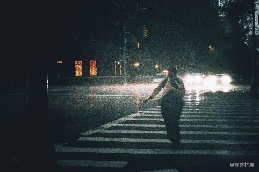高清摄影 夜晚一名女子正在街上行走