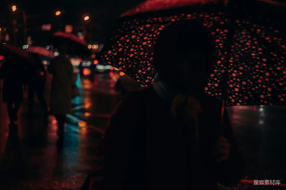 高清摄影 雨夜中撑伞的人