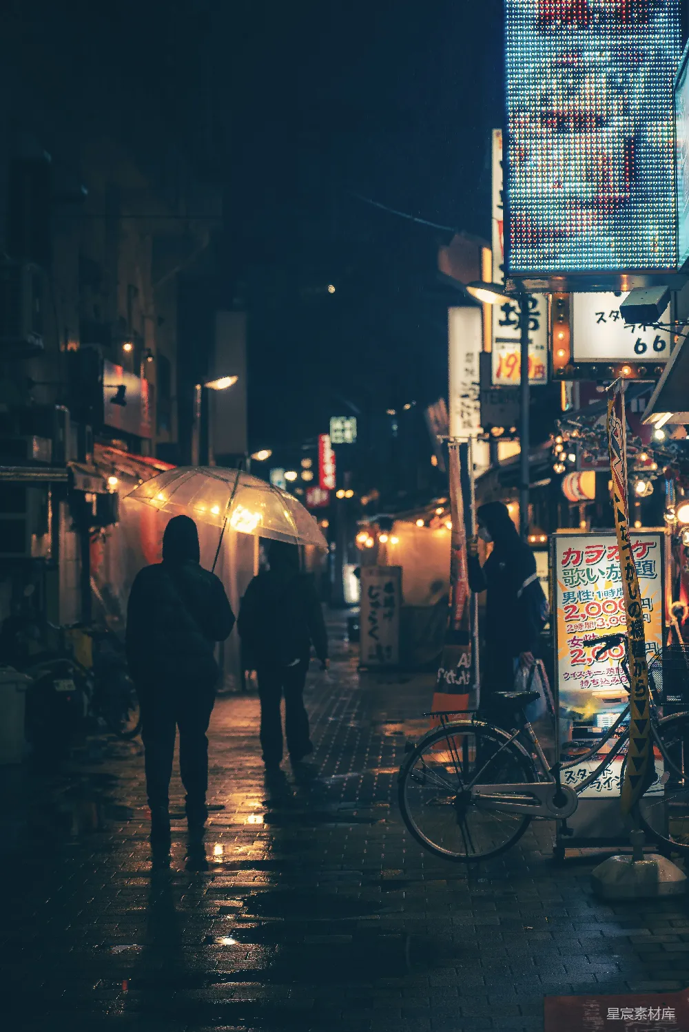 高清摄影 一群人在夜晚走在街上