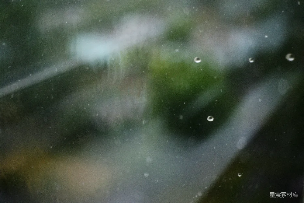 高清摄影 窗户上雨滴的模糊图像