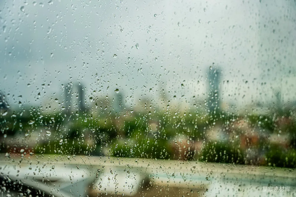 高清摄影 透过蒙上雨的窗户看的城市景色