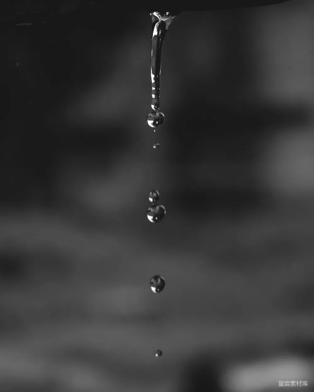 高清摄影 黑白照片：水龙头滴水的图片