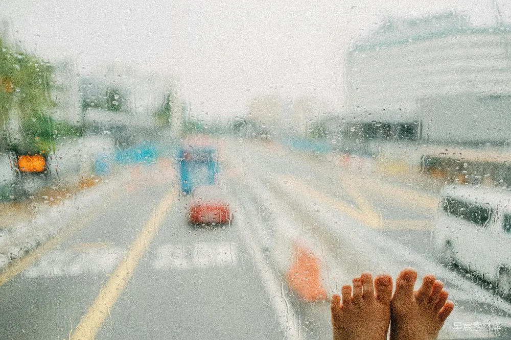 高清摄影 一个人在雨天把脚从窗户外面伸出。