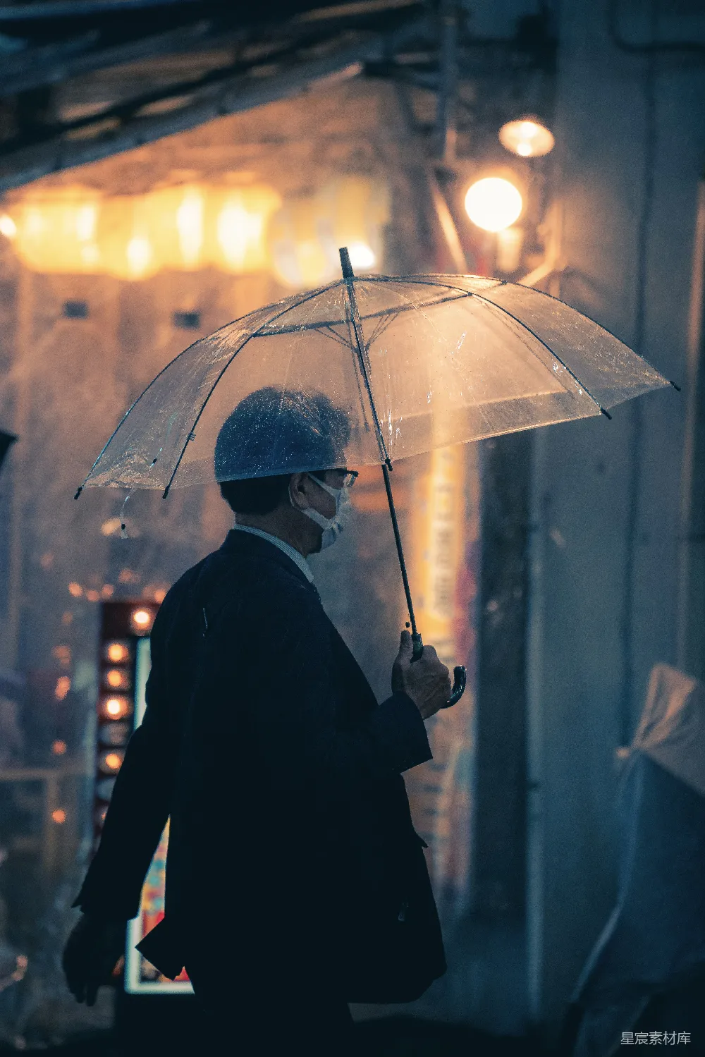 高清摄影 一个男子走在街上拿着雨伞