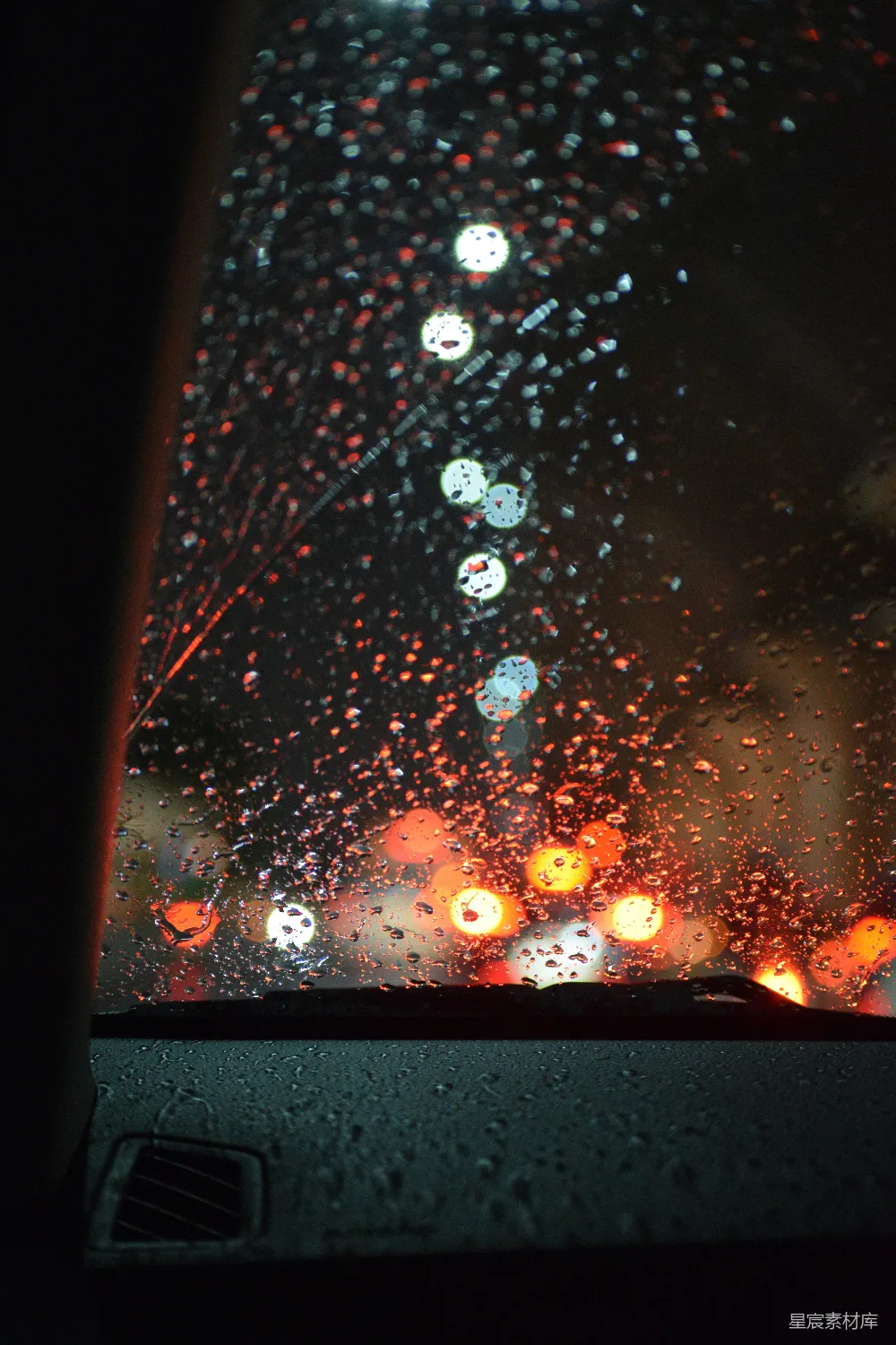 高清摄影 汽车内透过雨后玻璃窗看去的景象
