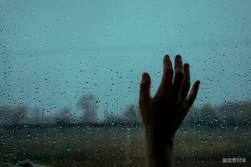 高清摄影 一个人在雨中伸出窗外的手