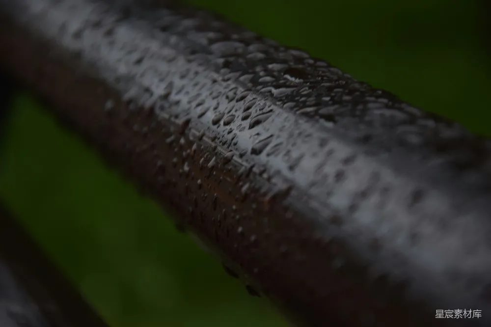 高清摄影 金属栅栏上的雨滴特写