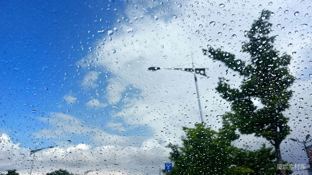 高清摄影 透过蒙上雨水的窗户看去的一条街道