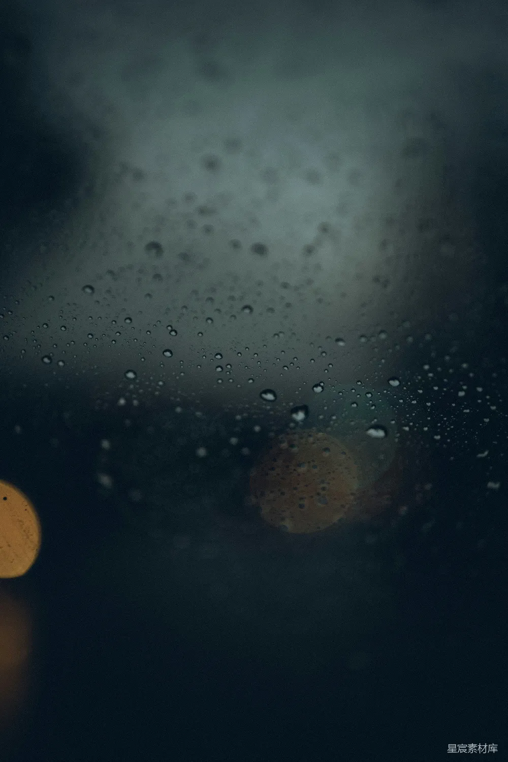 高清摄影 窗户上雨的模糊照片