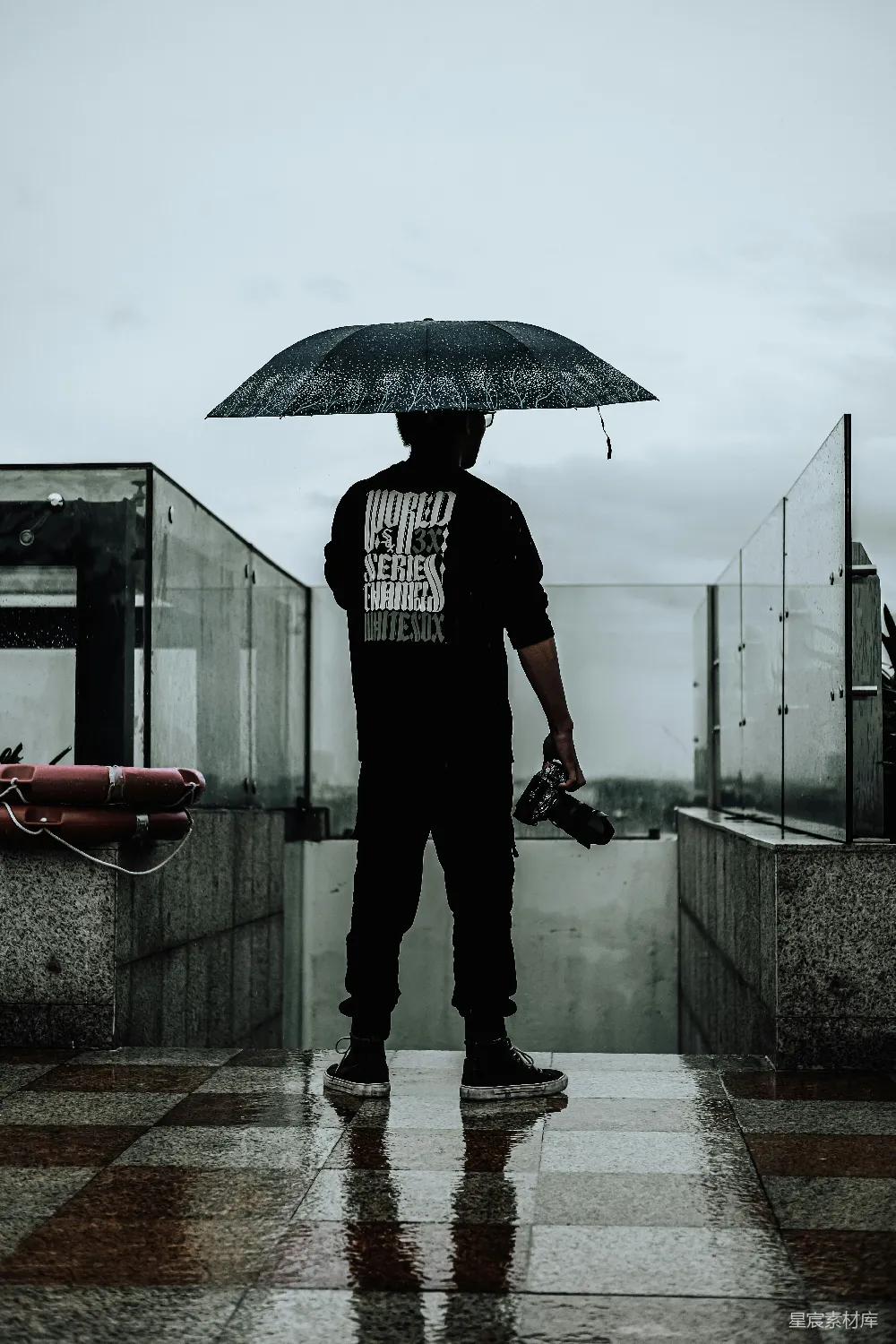 高清摄影 一个男子站在雨中撑着伞